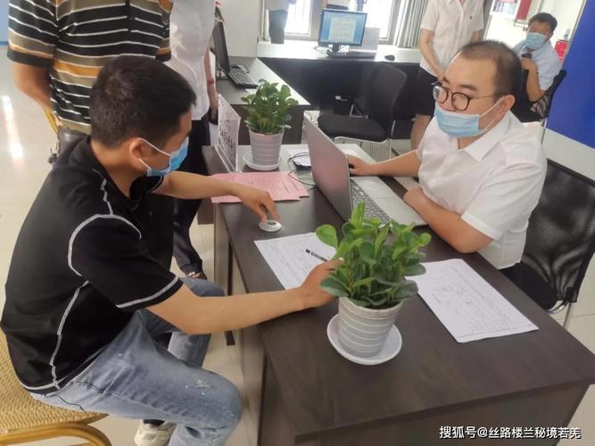 退役军人在现场咨询相关政策
